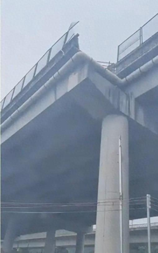 佳荣网配 四车道突变三车道，造成5人死亡！“断子绝孙”的设计该追责谁？